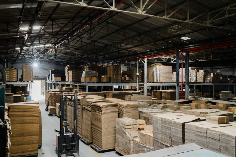 Kho lưu trữ thùng carton thành phẩm tại nhà máy Minh Phúc