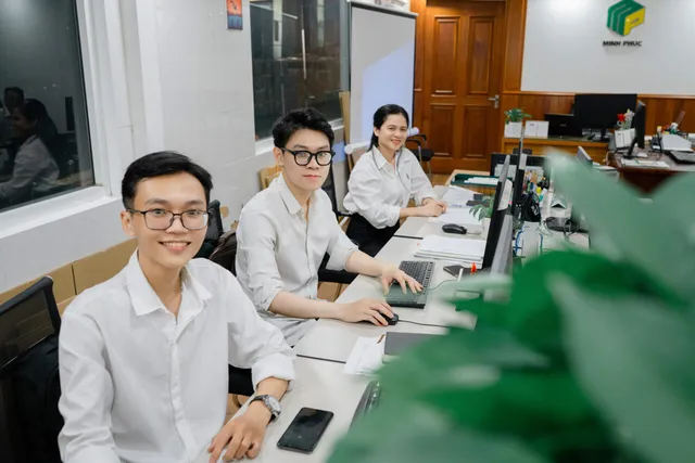 Đội ngũ nhân viên văn phòng tại Công ty Bao Bì Minh Phúc