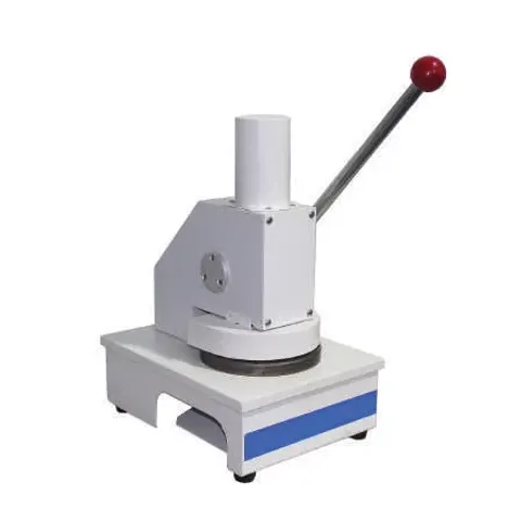 Kiểm tra định lượng giấy làm thùng carton tại phòng QC Minh Phúc